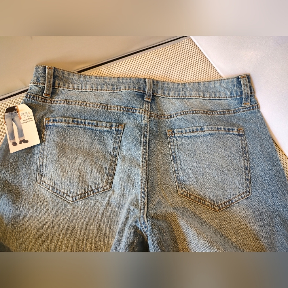 Time and Tru Women's Size 14 High Rise Straight Jeans w/Cuffs Light Wash NWT - Picture 3 of 6